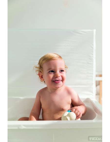 bebe-aseandose-en-Bañera-vestidor-nona-para-bebés-de-trama-06181