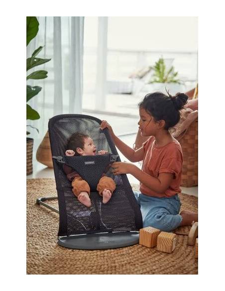 Babybjörn-Hamaca-Bliss-Cotton-Color-Antracita-bebe-jugando-feliz-CON-HERMANA-Antracita-7317680060136