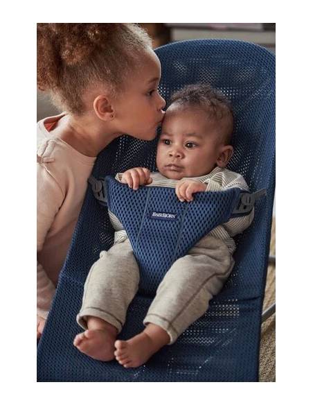 Babybjörn-Hamaca-Bliss-Cotton-Color-Azul-Marino-bebe-jugando-feliz-Azul-Marino-7317680060037